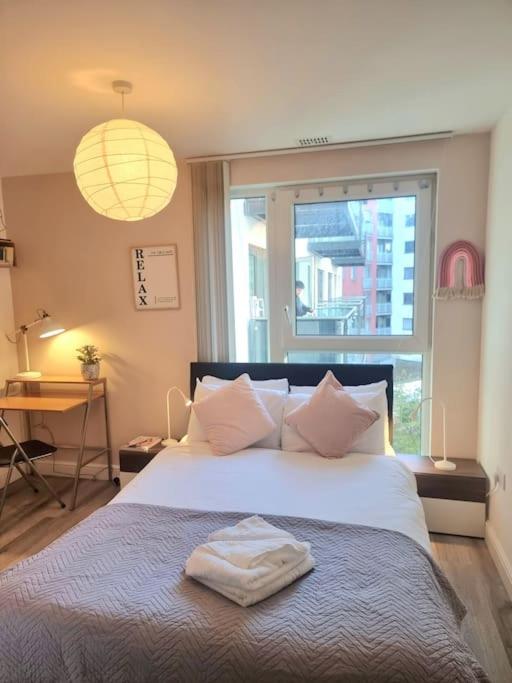 Modern 2Bed 2Bath with Balcony next to DLR Station