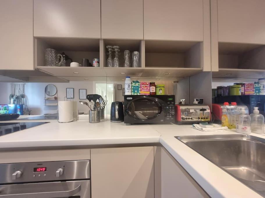 Modern 2Bed 2Bath with Balcony next to DLR Station