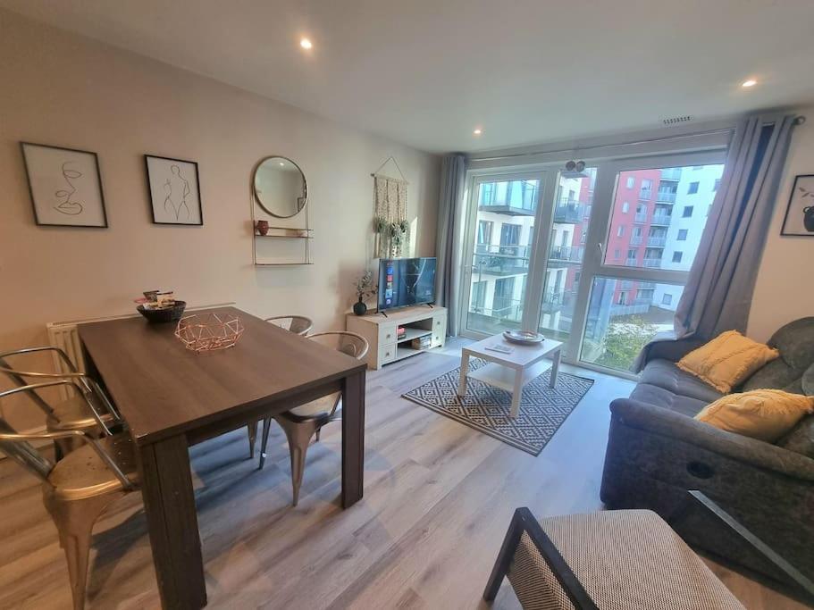 Modern 2Bed 2Bath with Balcony next to DLR Station