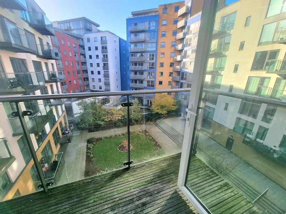 Modern 2Bed 2Bath with Balcony next to DLR Station