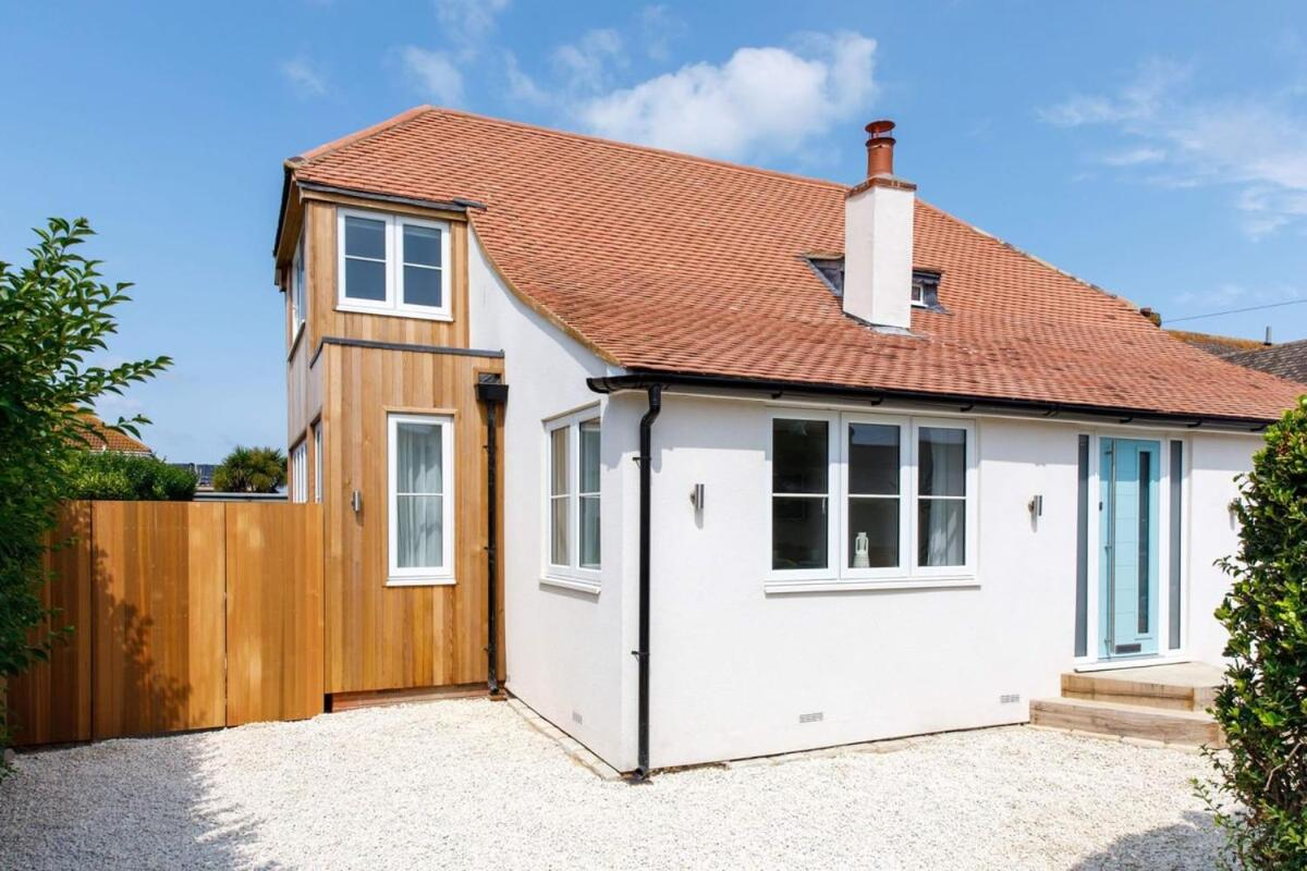 Mariners: Stylish Beachside Getaway with Sea Views