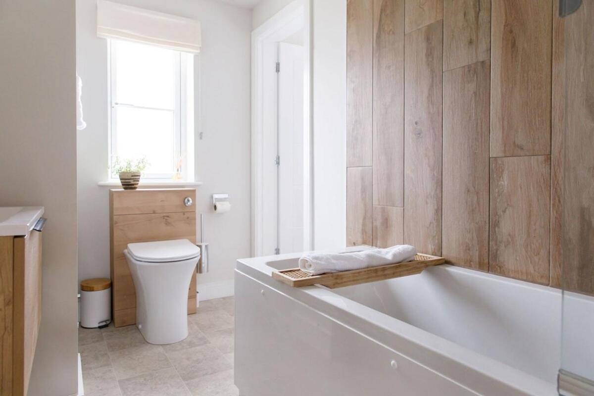 Mariners: Stylish Beachside Getaway with Sea Views