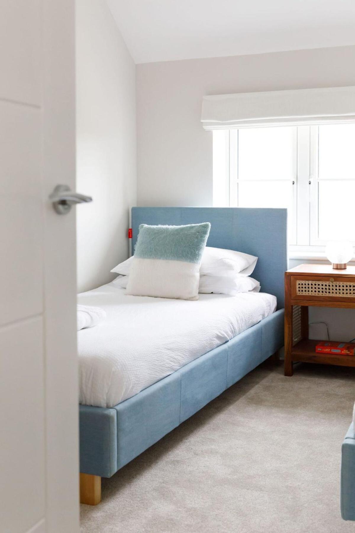 Mariners: Stylish Beachside Getaway with Sea Views