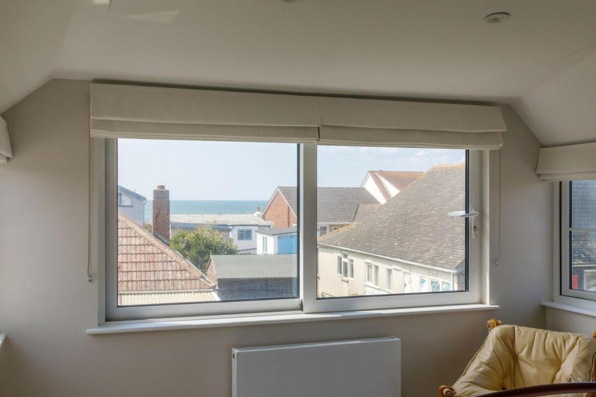 Mariners: Stylish Beachside Getaway with Sea Views