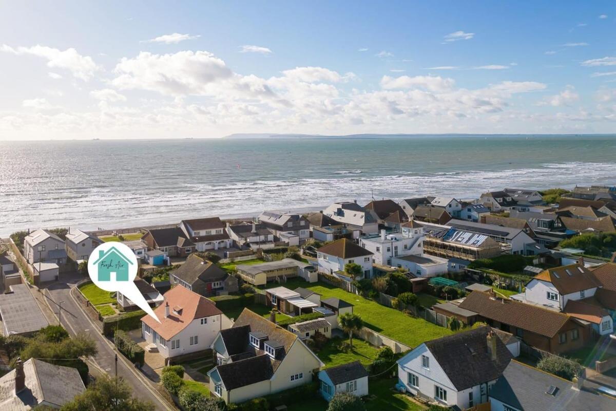 Mariners: Stylish Beachside Getaway with Sea Views