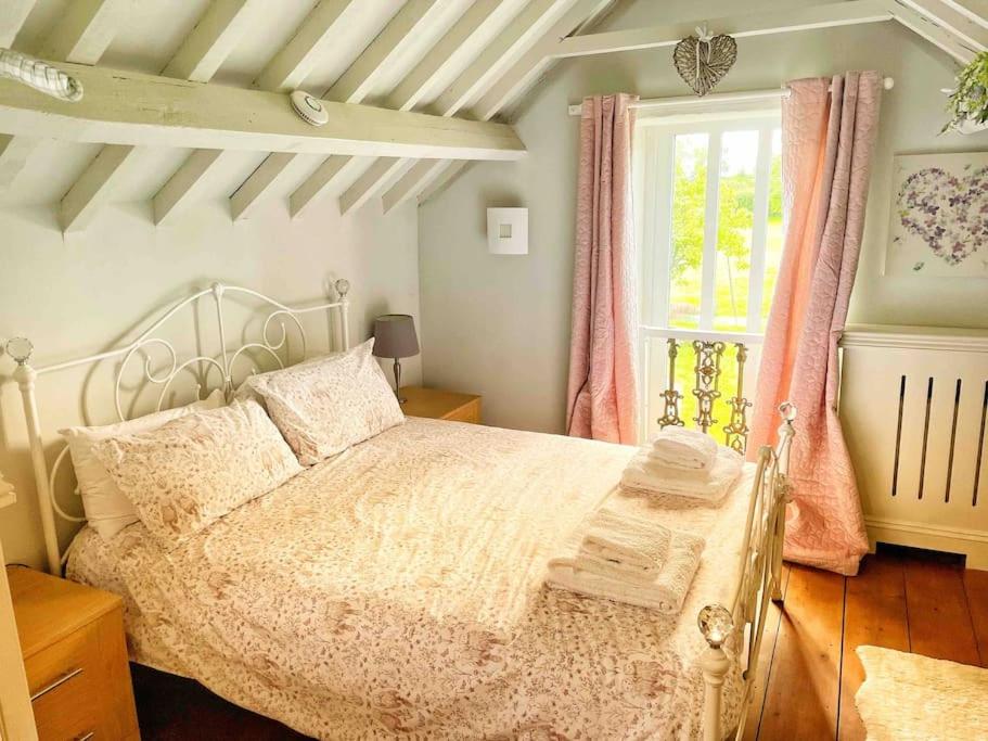 Cotswolds Country Cottage - Boutique & Romantic view 5
