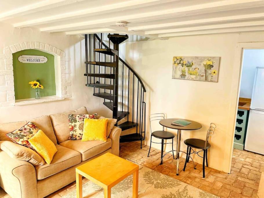 Cotswolds Country Cottage - Boutique & Romantic view 3