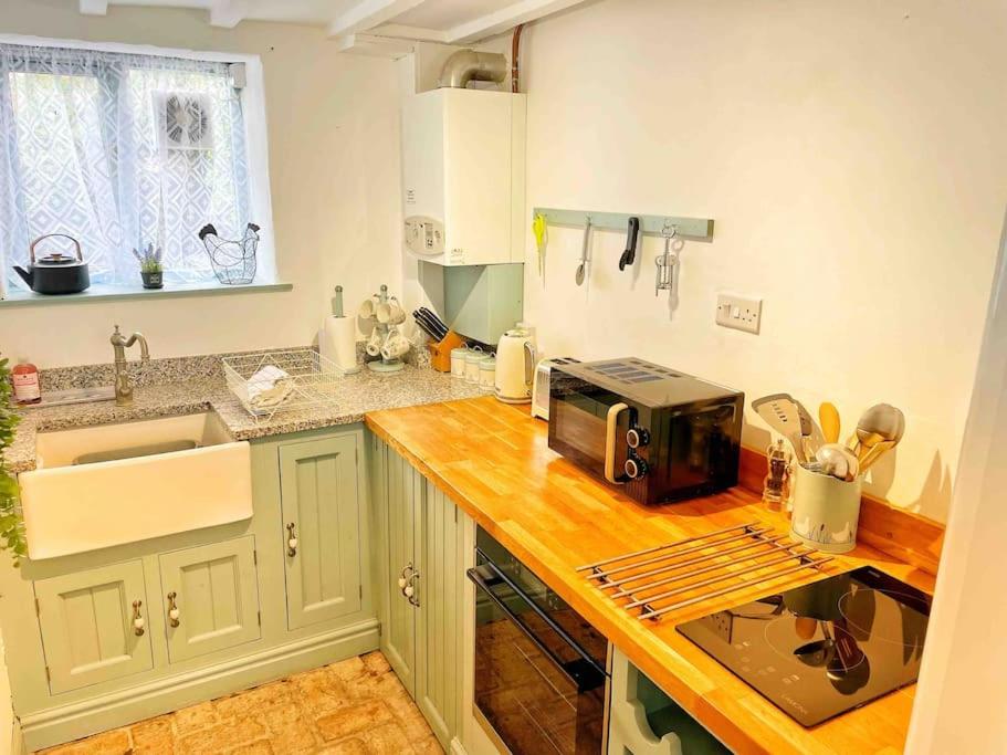 Cotswolds Country Cottage - Boutique & Romantic view 4