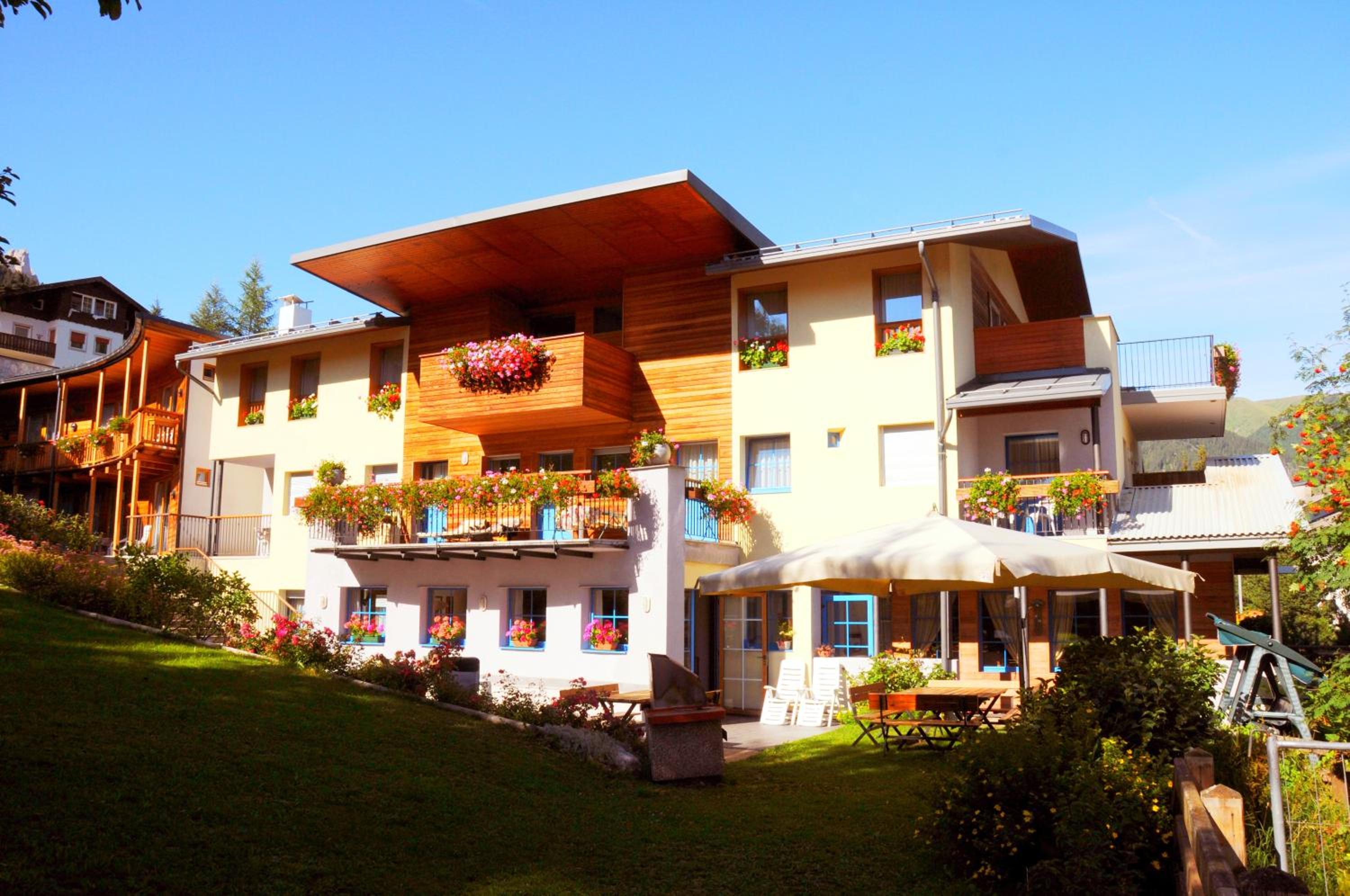 Hotel Garni Enrosadira - Image 1