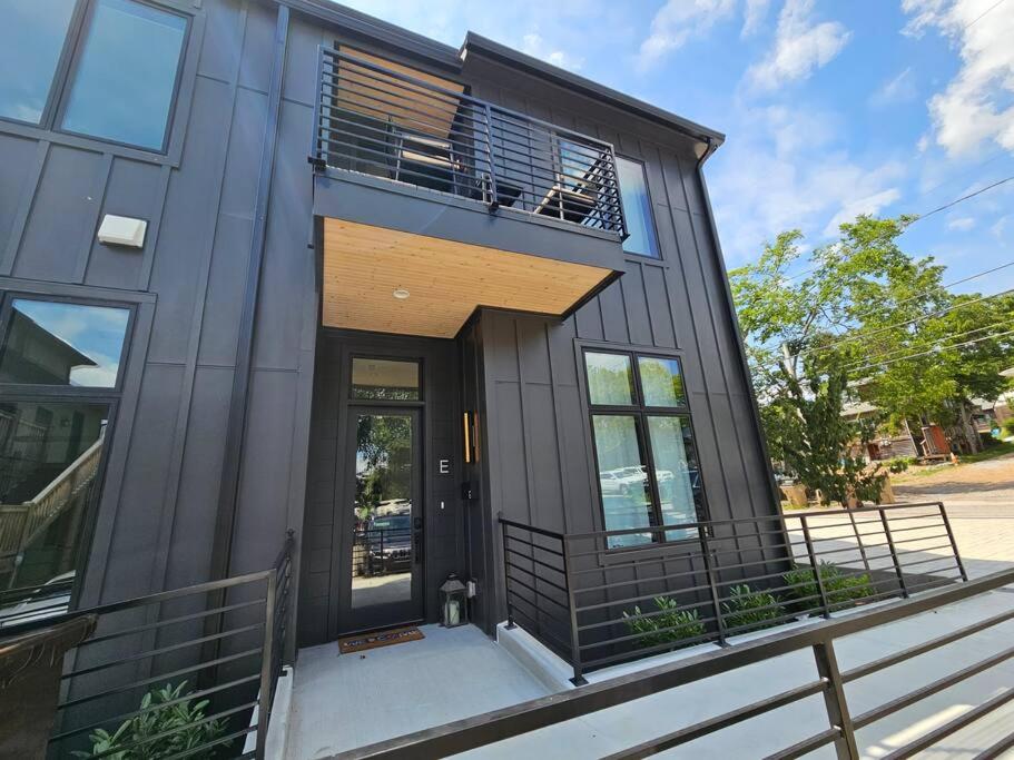 Huge Elegant 1 Bd - Big Living space, Free Parking view 2