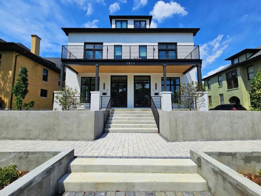Huge Elegant 1 Bd - Big Living space, Free Parking view 3