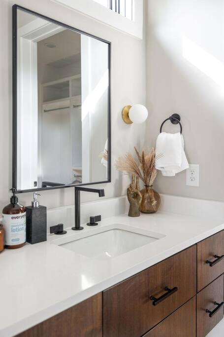 Huge Elegant 1 Bd - Big Living space, Free Parking view 5