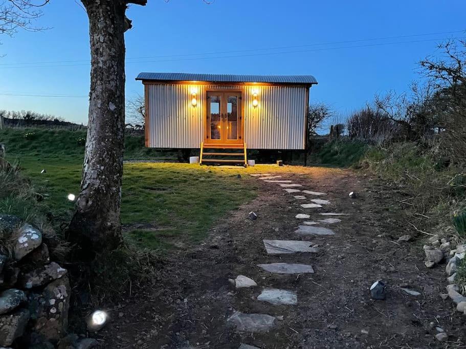 The Hut@Trefechan Wen - Coastal Coziness! view 3
