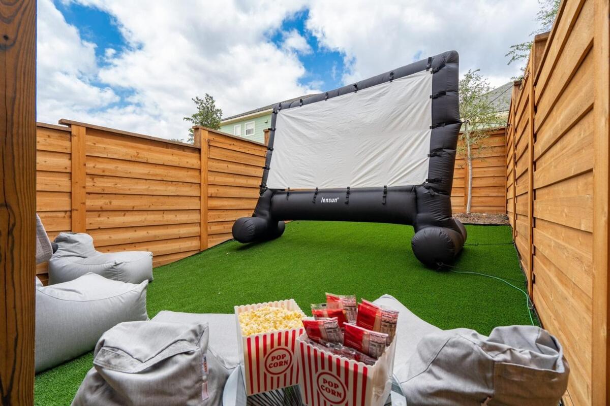 The Black Sands I Outdoor Theatre I Game Room I TV view 3