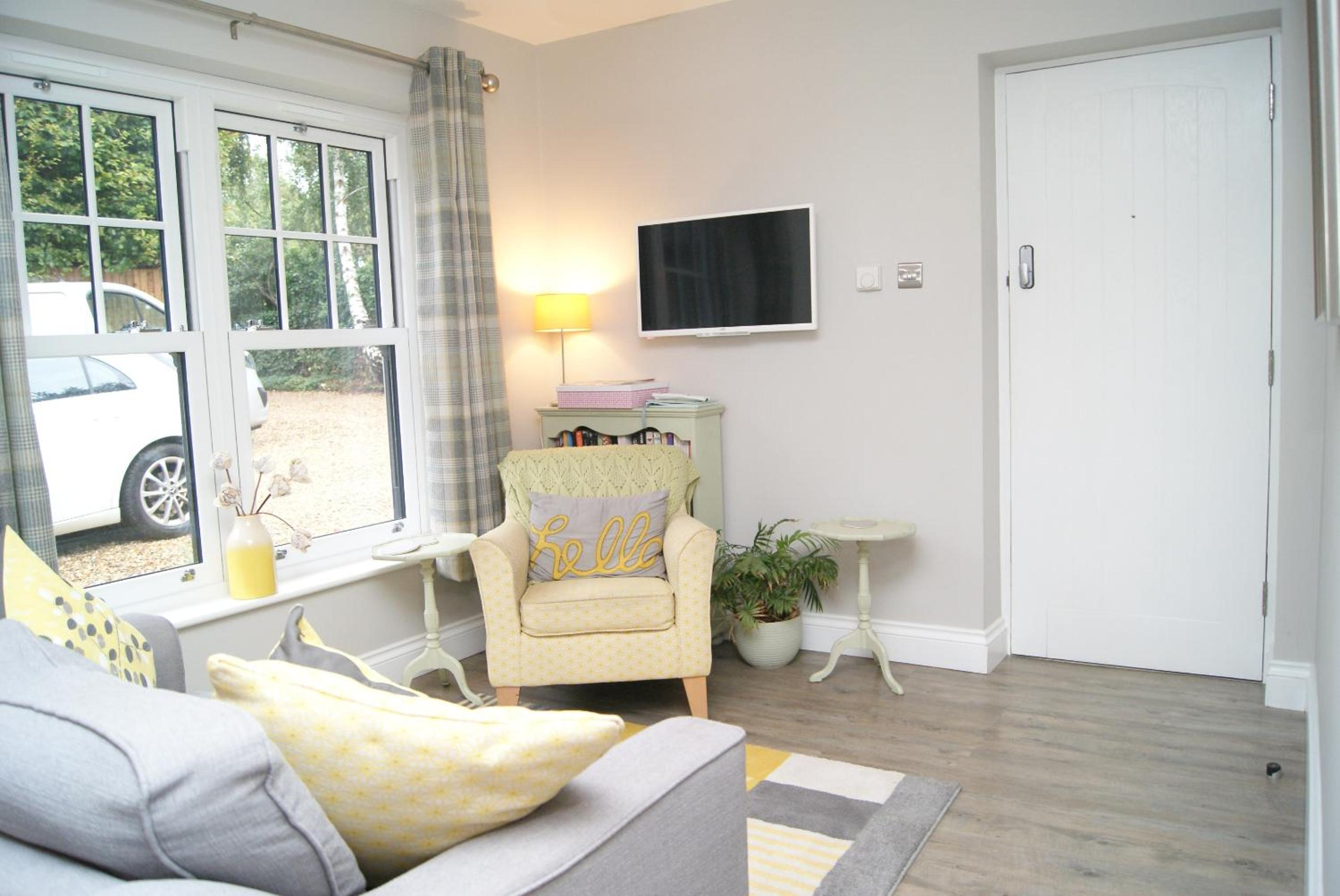 Secret Mersea Retreat - a stroll from the anchorage! view 3