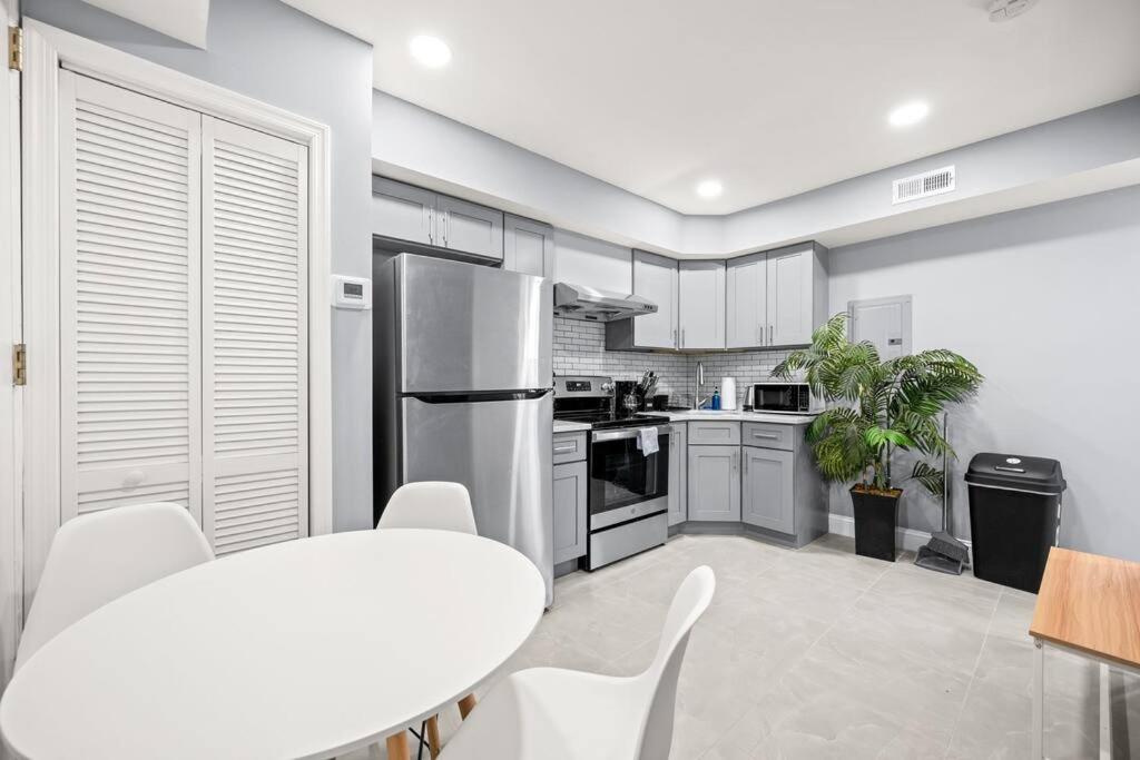 Cozy Apt in Center City! view 5