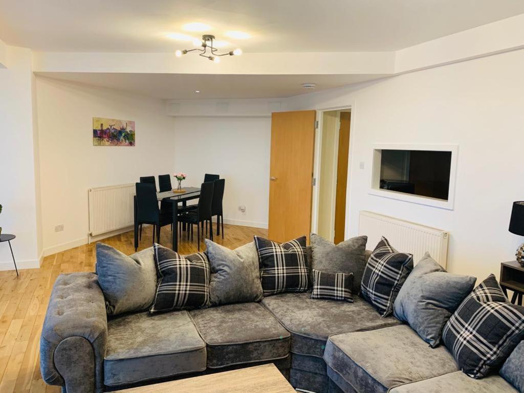 Modern 2 Bed Apartment, Close to Gla Airport & M8 view 2