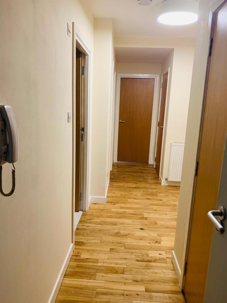 Modern 2 Bed Apartment, Close to Gla Airport & M8 view 3