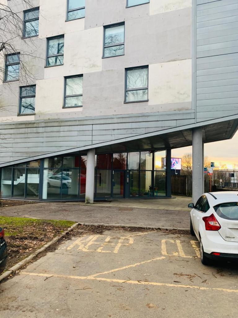 Modern 2 Bed Apartment, Close to Gla Airport & M8 view 4