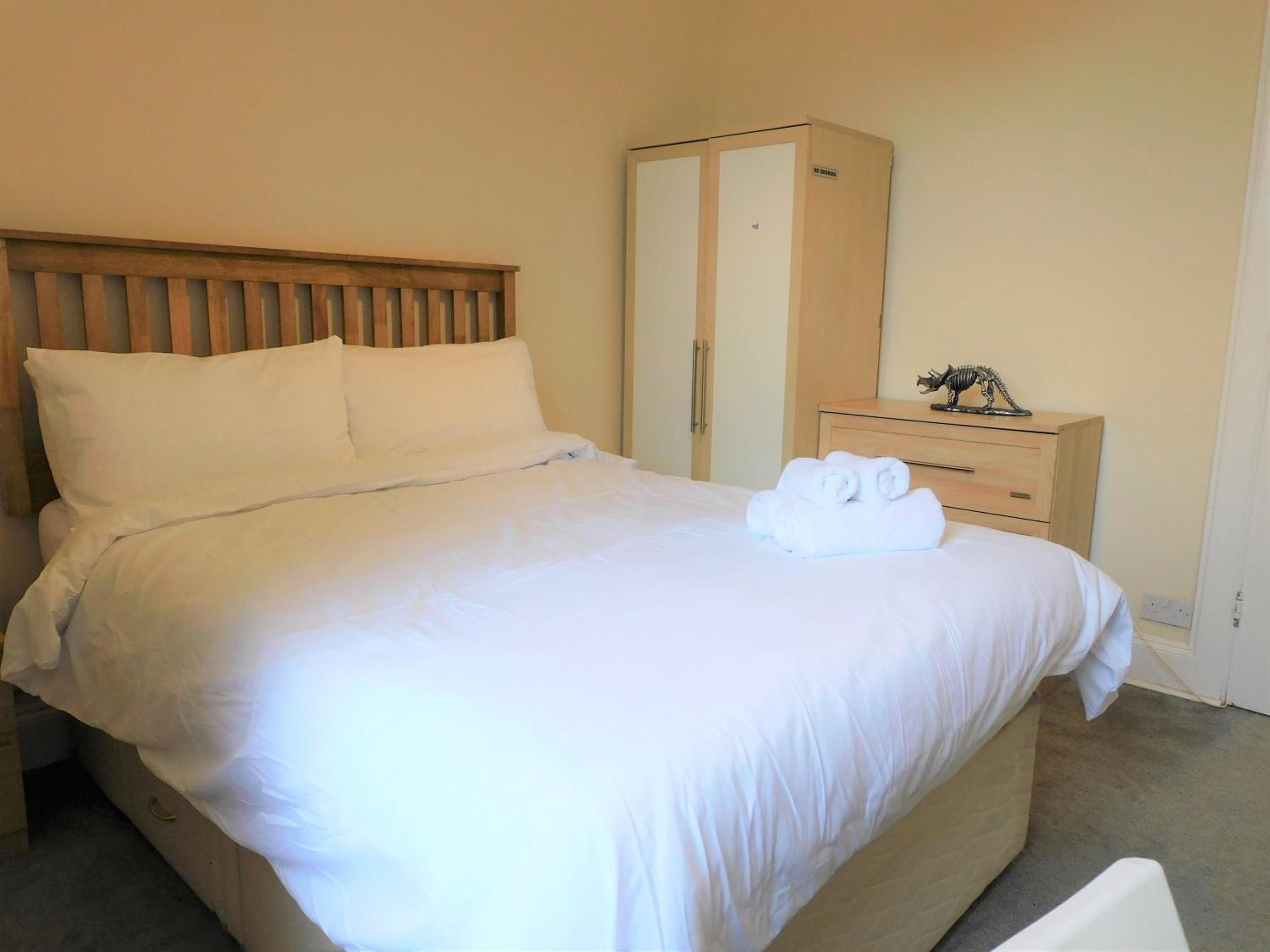 Comfortable 4 bed Apt in Paisley Next to Station view 2