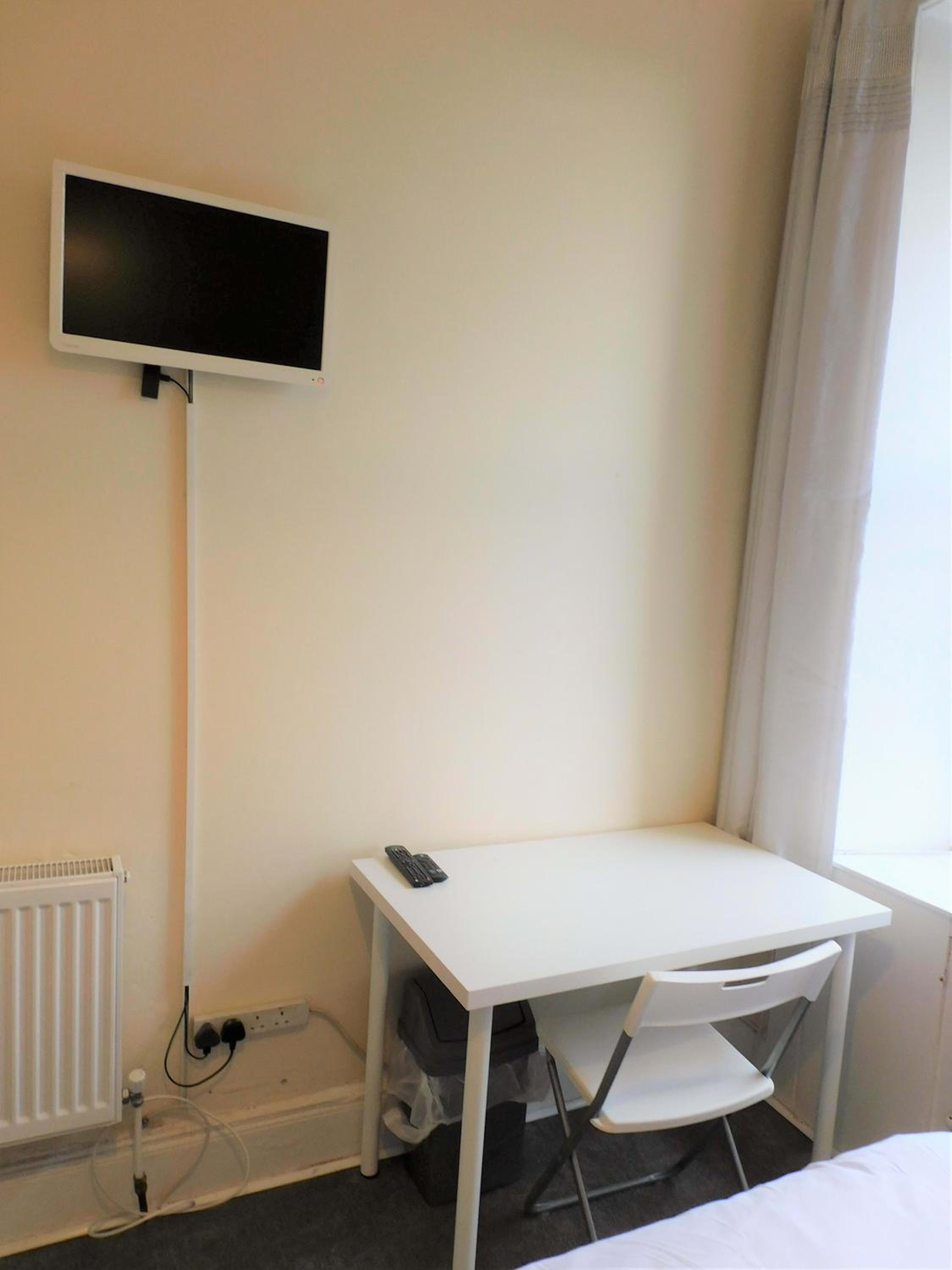 Comfortable 4 bed Apt in Paisley Next to Station view 3