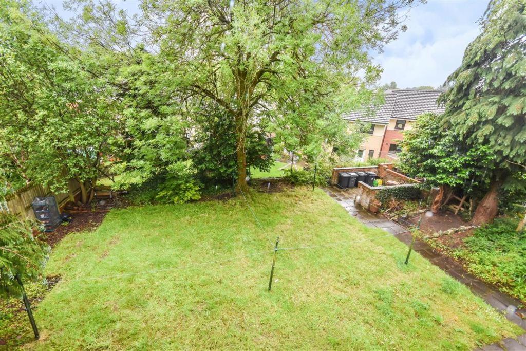 Comfortable 4 bed Apt in Paisley Next to Station view 5