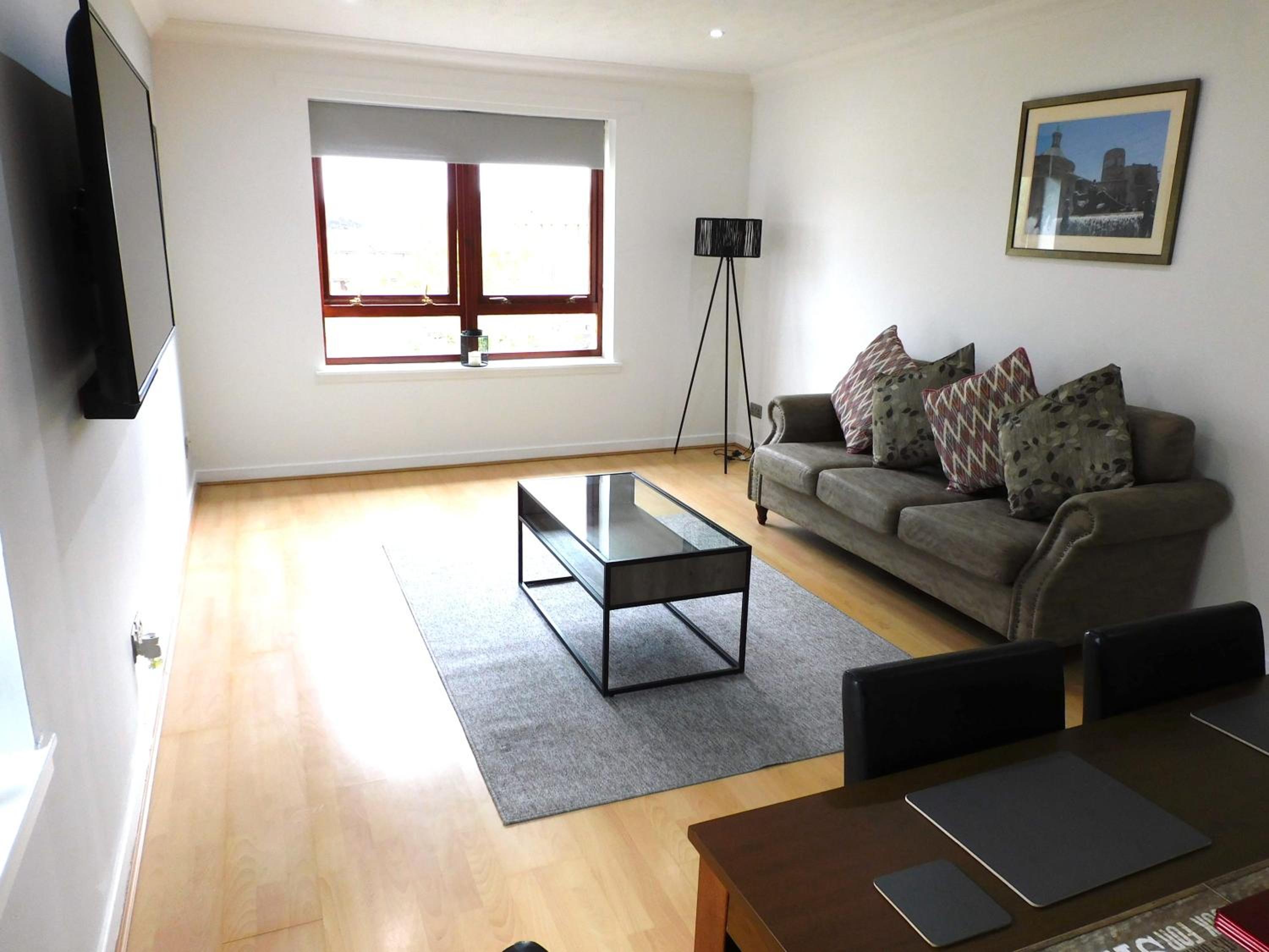Charming 2 bed apt close to City and SEC Hydro view 3