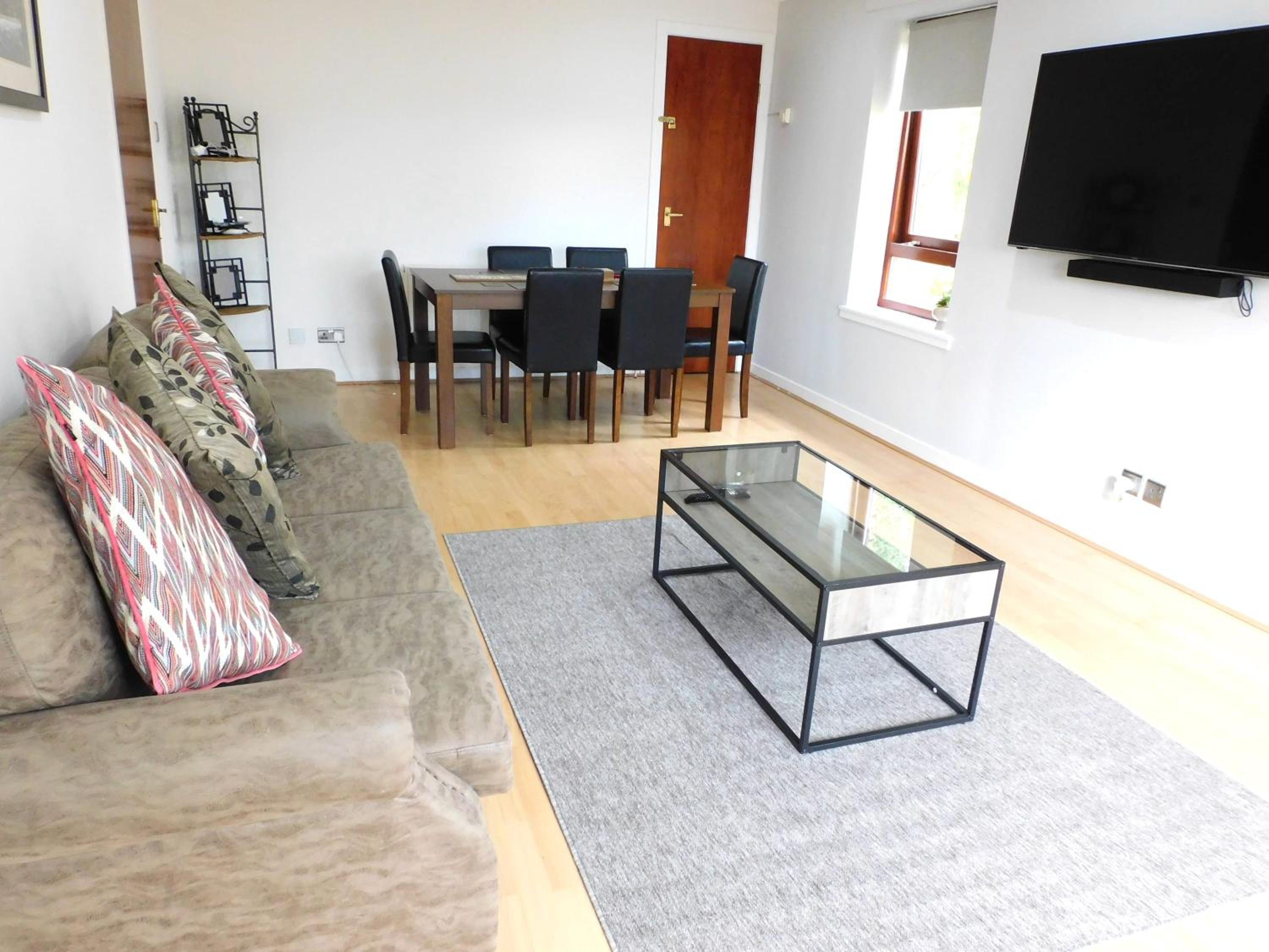 Charming 2 bed apt close to City and SEC Hydro view 2