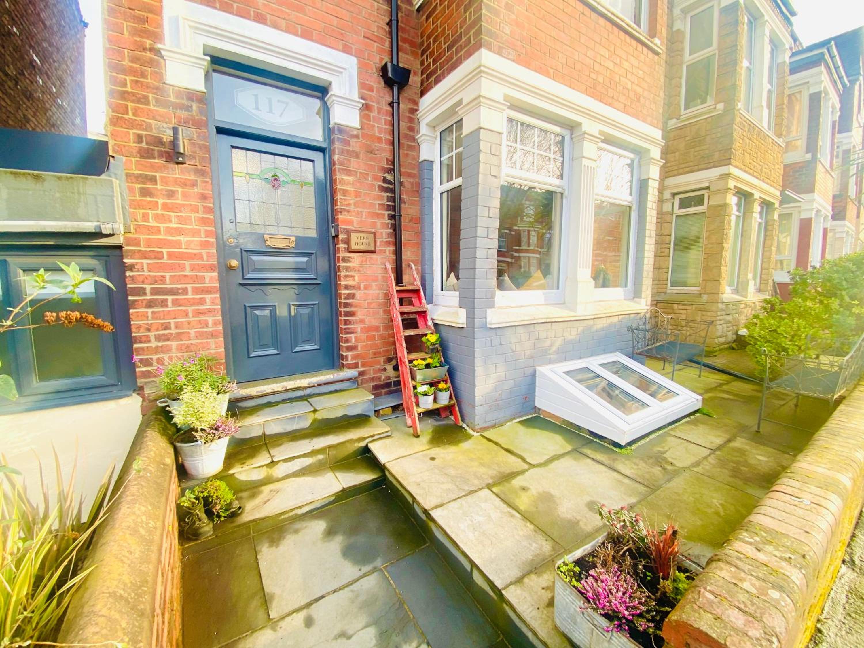 Vere House, Apartment 1, spacious & great location view 2