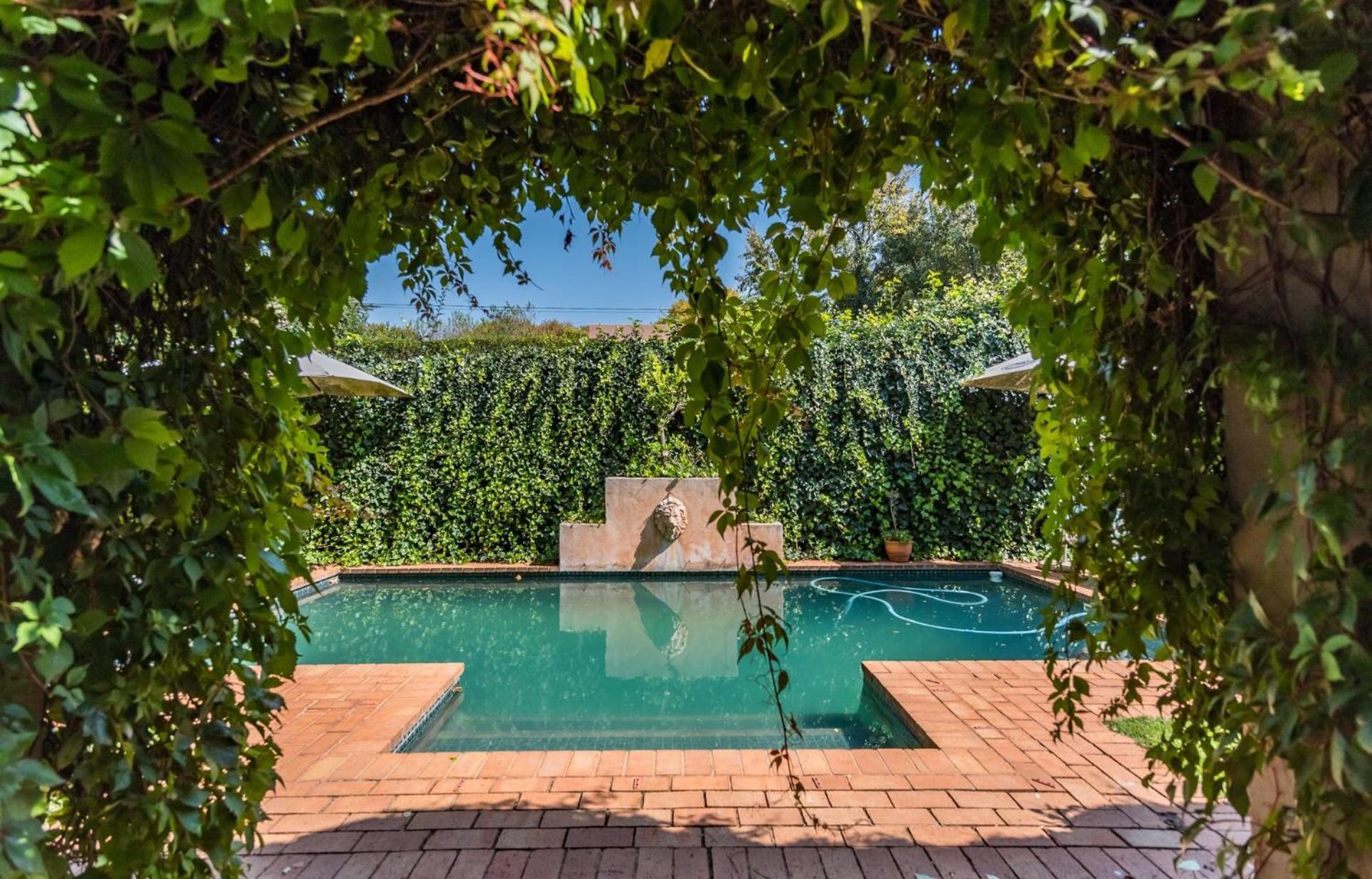 Houghton Rosebank Cottage with deck overlooking pool