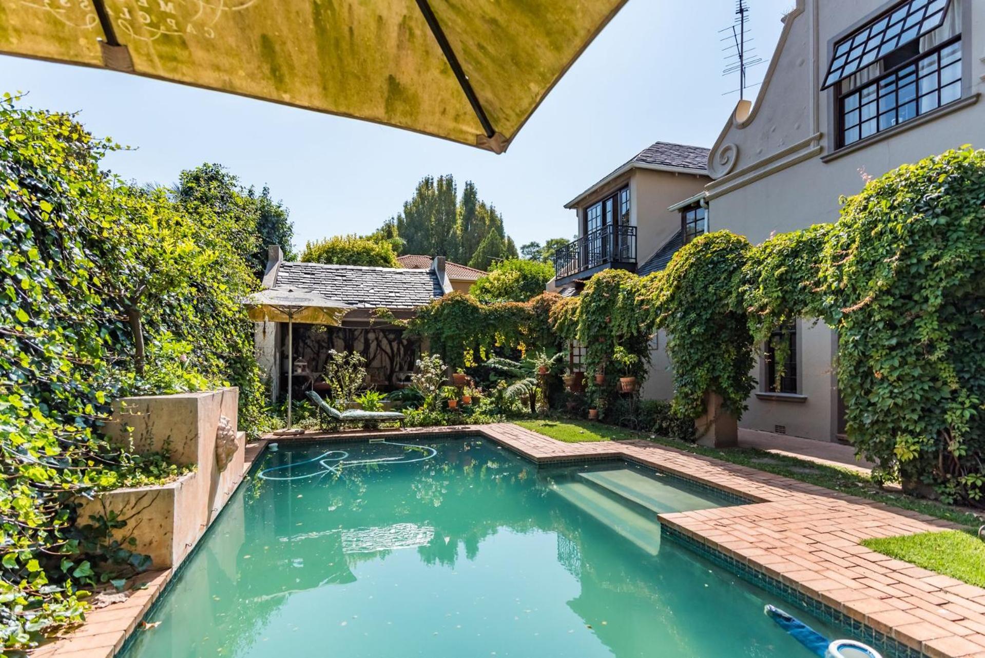 Houghton Rosebank Cottage with deck overlooking pool