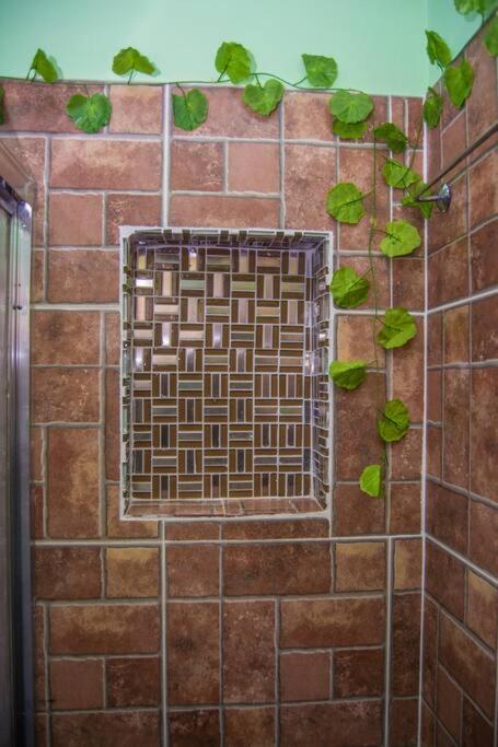The Biltons - 6 min from airport- A/C in all rooms view 3