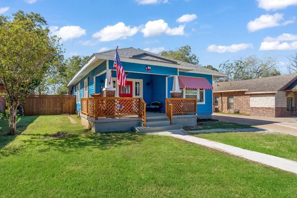 Stockyards Patriot Outpost - Sleeps 8 - Just 3/4 Miles view 5