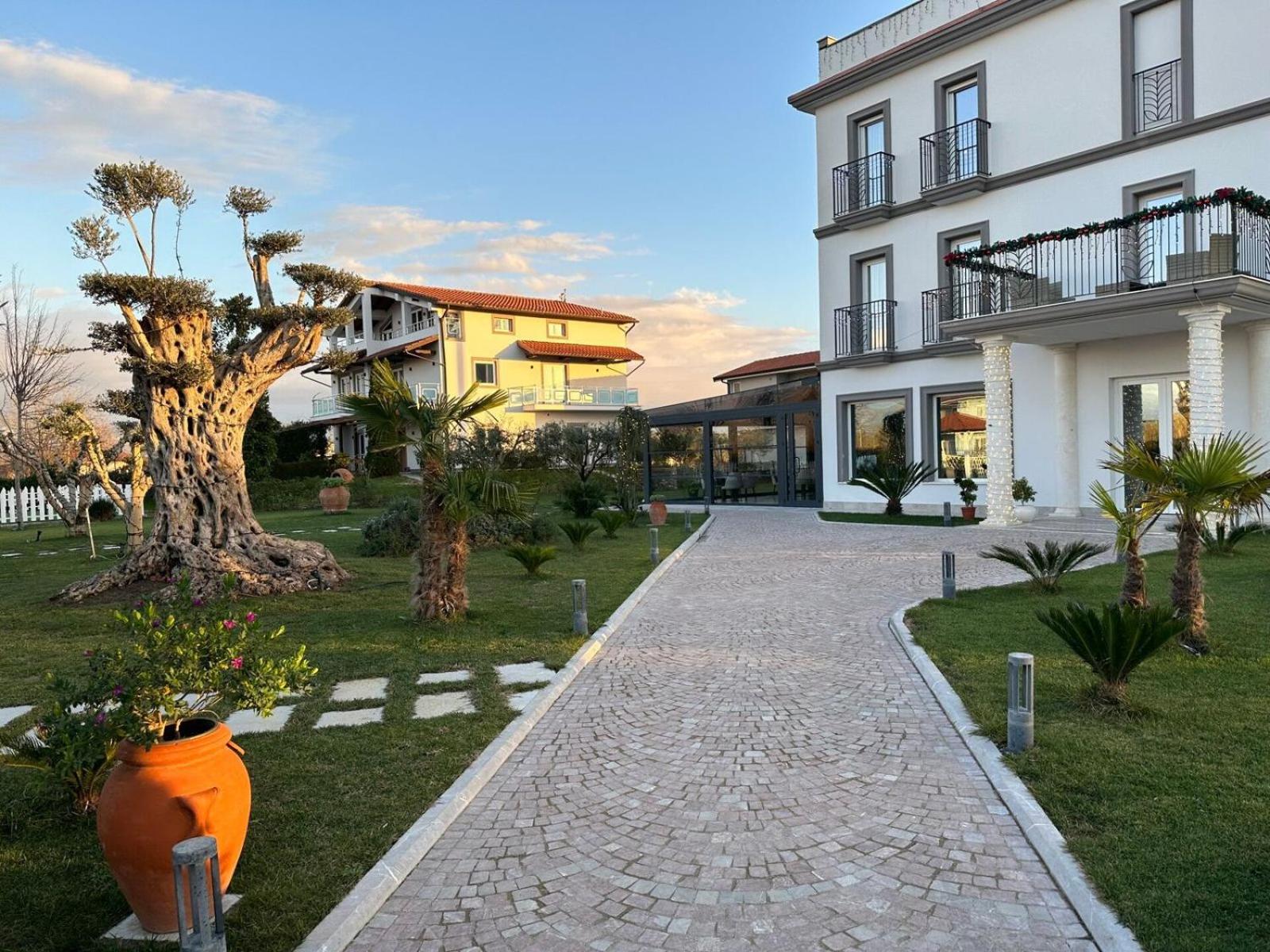 Hotel Evergreen Laguna Vain-Lezhe - Image 1