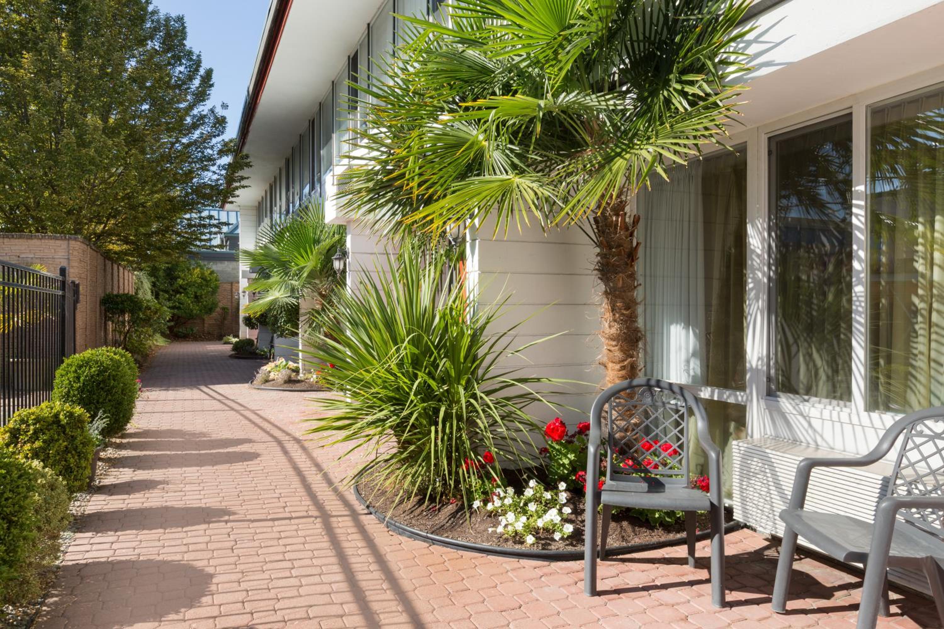 Days Inn by Wyndham Victoria Airport Sidney view 2