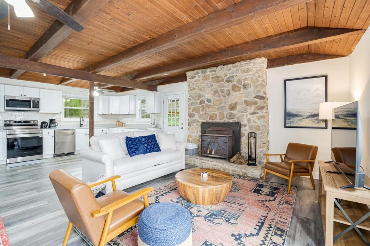 Modern Harpers Ferry Cabin w Hot Tub Deck WiFi view 3