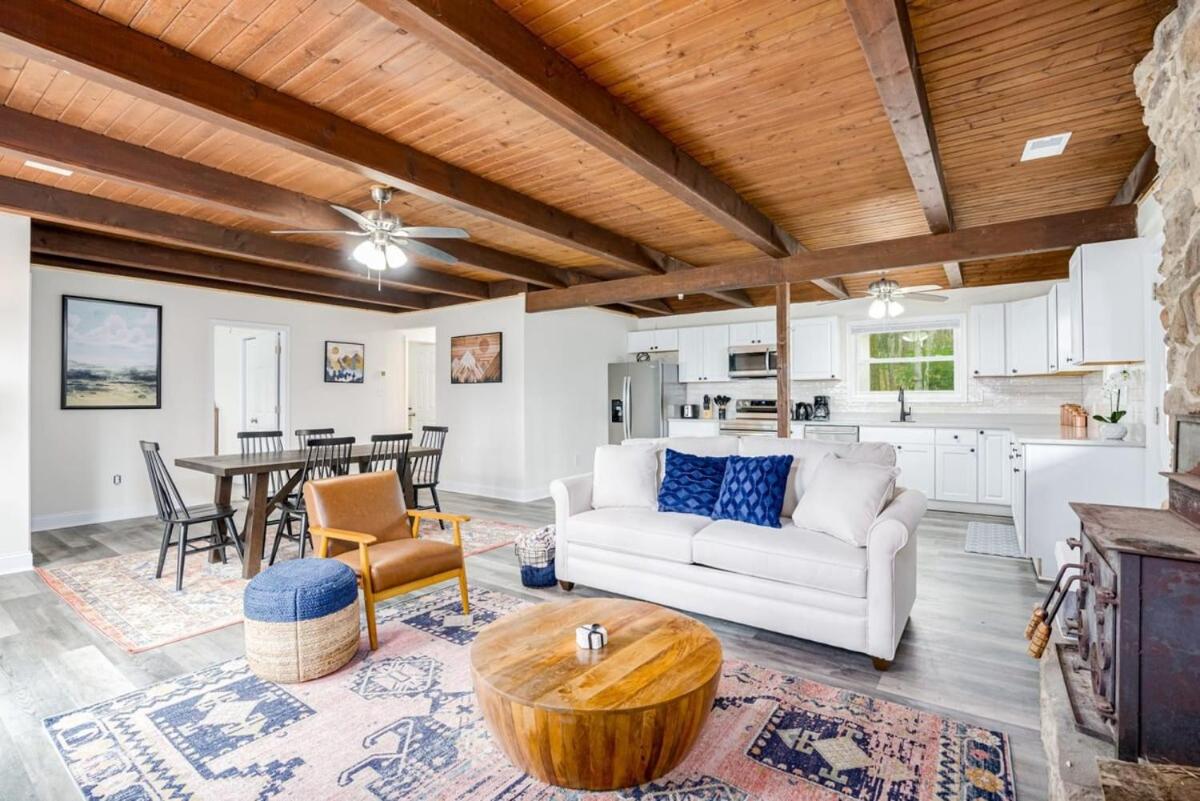 Modern Harpers Ferry Cabin w Hot Tub Deck WiFi view 5