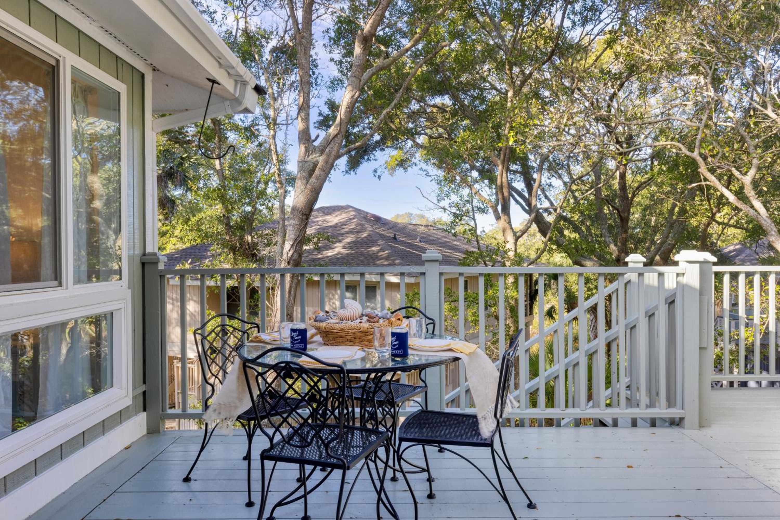 Conch Cottage by AvantStay Walk to Beach Deck Fireplace Outdoor Dining