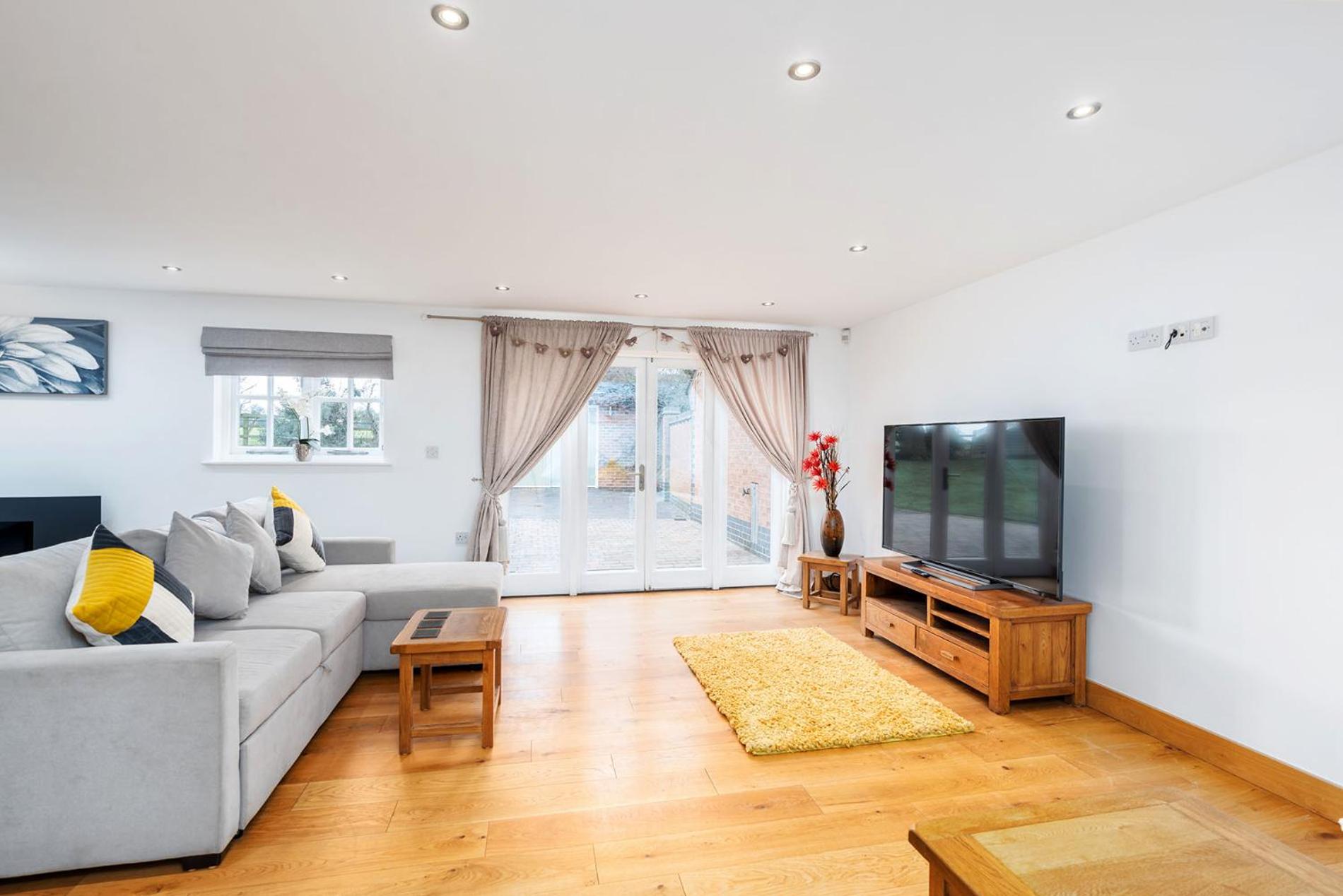 Oak Cottage, Contractors, Professionals & Companies Only, HS2, NEC, BHX, M42 view 4