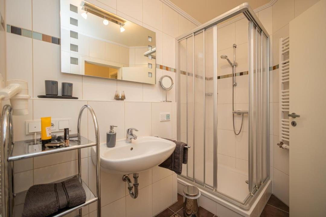 Zum Kranich, exclusive 4-Sterne-Plus Ferienwohnung für 4 Personen in Zingst view 2