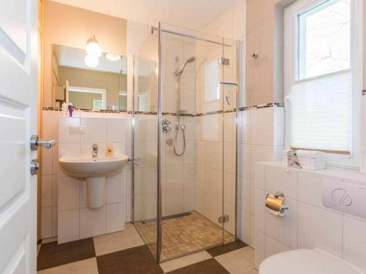 Kranich-Kate, exclusive Reet-Doppelhaushälfte für 6 Personen in Zingst