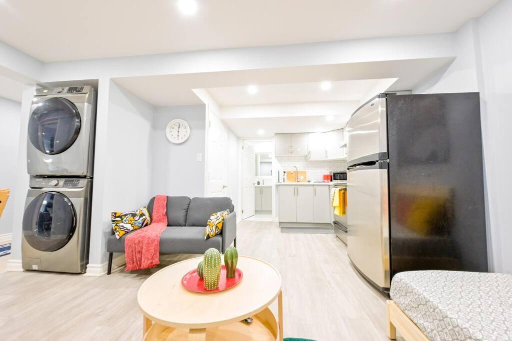 Stylish 2BR: w/free parking & streaming!