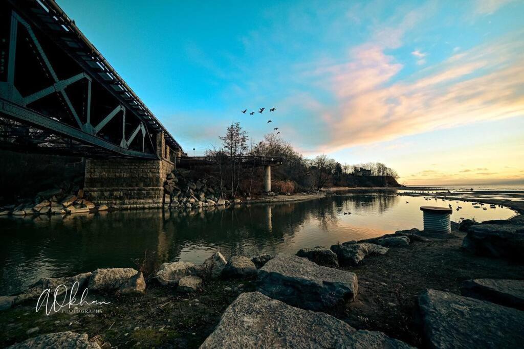Stylish 2BR: w/free parking & streaming!