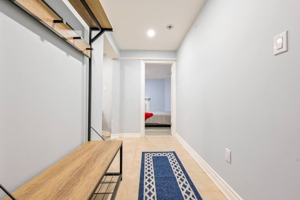 Stylish 2BR: w/free parking & streaming!