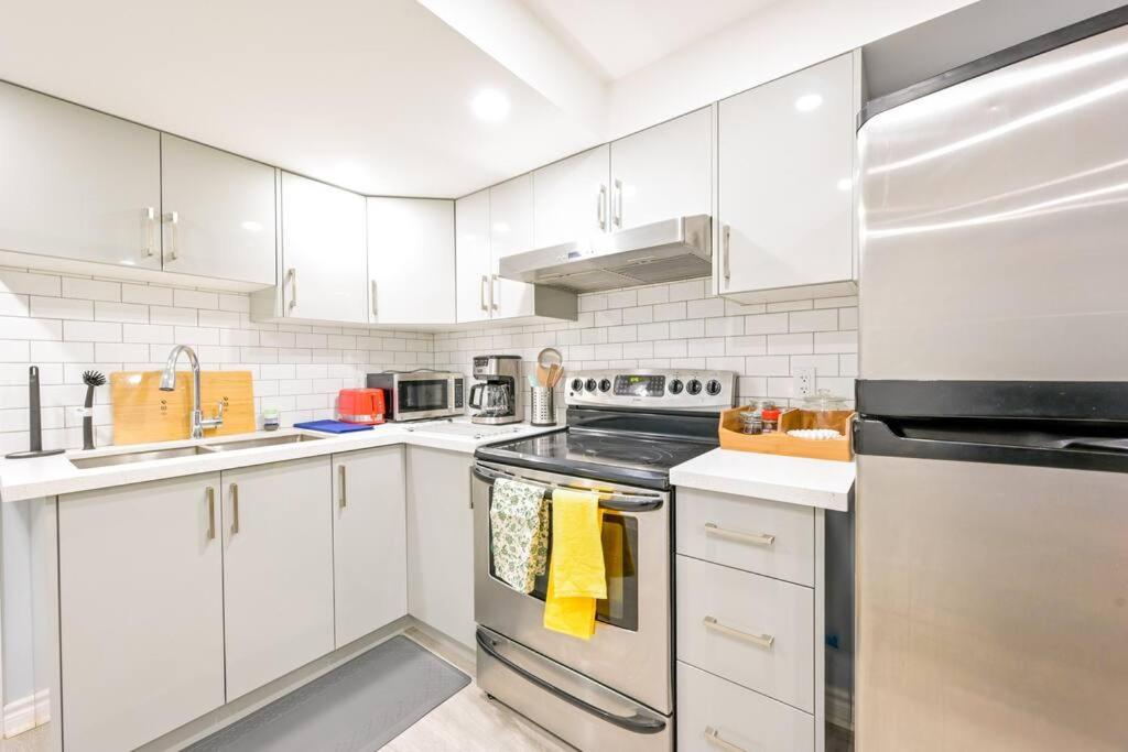Stylish 2BR: w/free parking & streaming!