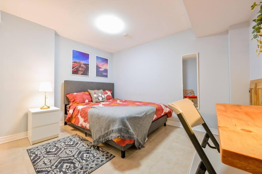 Stylish 2BR: w/free parking & streaming!