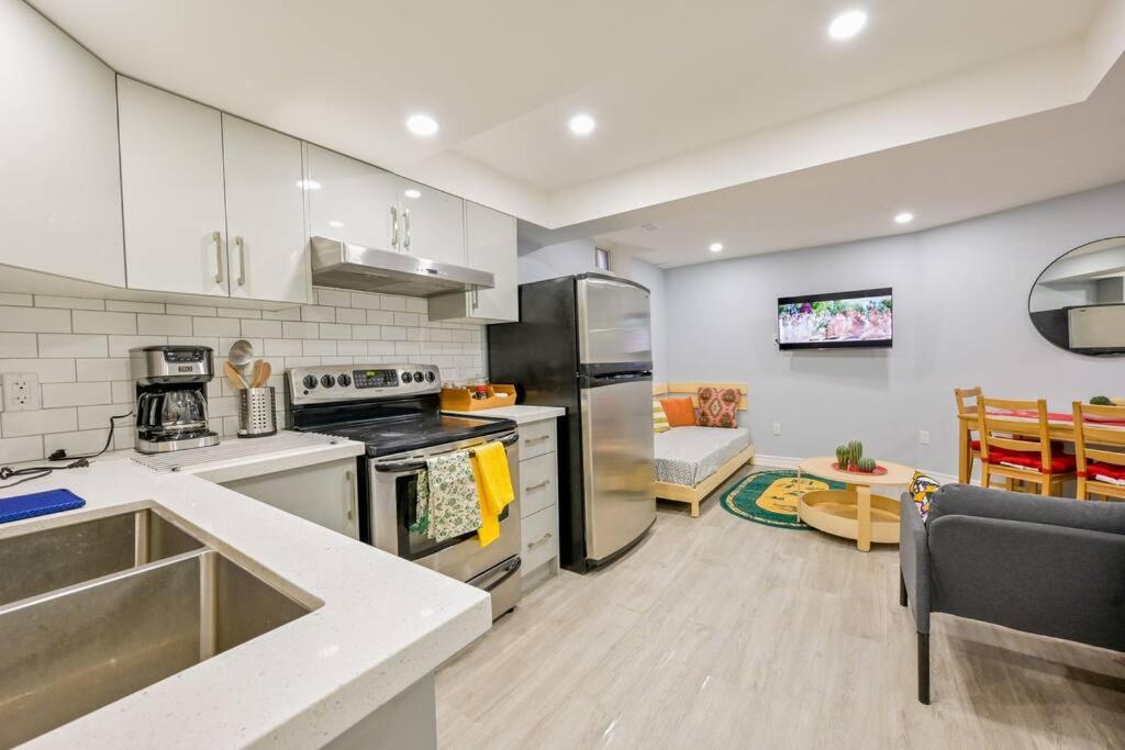 Stylish 2BR: w/free parking & streaming!