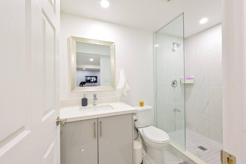 Stylish 2BR: w/free parking & streaming!
