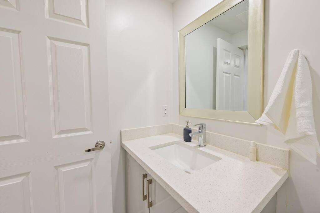 Stylish 2BR: w/free parking & streaming!