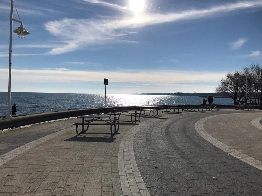 Stylish 2BR: w/free parking & streaming!